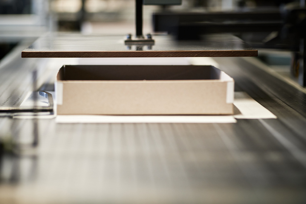 Herstellung einer Verpackungsschachtel | Wien, Austria - April 07, 2021: Piatnik &amp; Söhne Spieleverlag; Herstellung einer Verpackungsschachtel. - Realisiert mit Pictrs.com