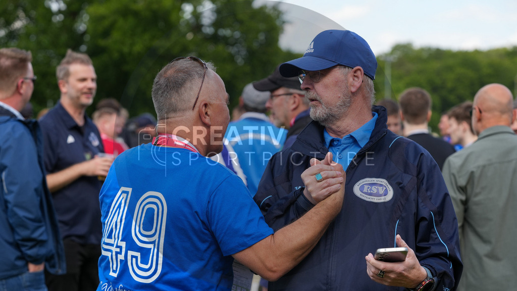 Fußball, Herren, Saison 2024/2025, Finaltag der Amateure 2025, Landespokal Brandenburg, Finale, VfB 1921 Krieschow vs. RSV Eintracht 1949, Samstag 24.05.2025, Volksparkstadion Neuruppin, | Fußball, Herren, Saison 2024/2025, Finaltag der Amateure 2025, Landespokal Brandenburg, Finale, VfB 1921 Krieschow vs. RSV Eintracht 1949, Samstag 24.05.2025, Volksparkstadion Neuruppin, Im Bild: Viele Emotionen beim RSV Eintracht 1949 nach dem Landespokalsieg - Realisiert mit Pictrs.com