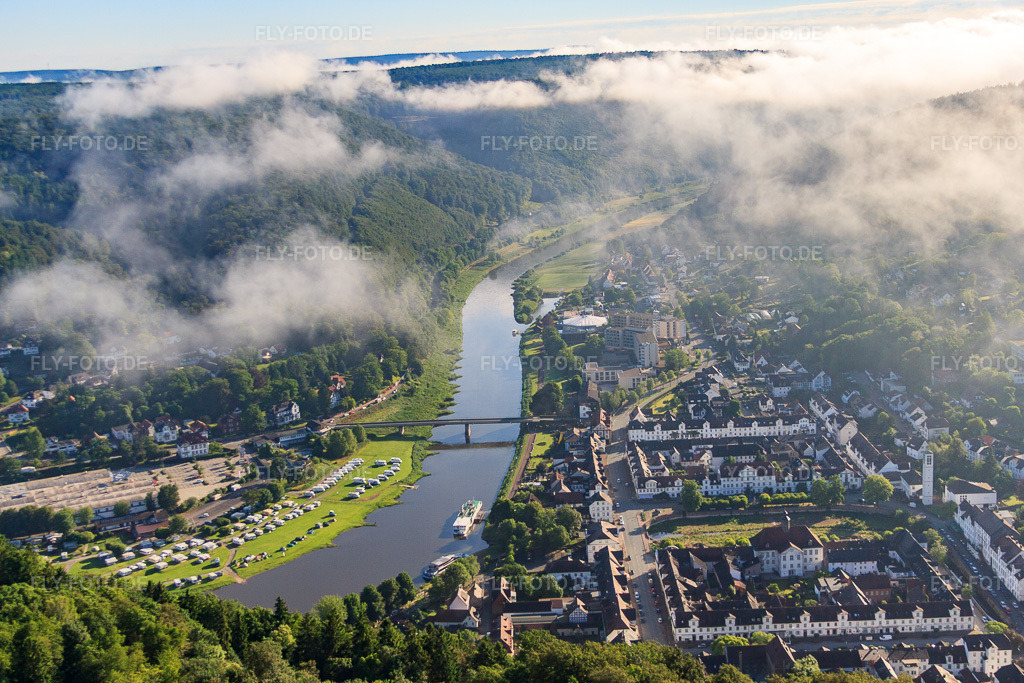 Luftbild: Altstadt und Weserbrücke unter tiefen Wolken in Bad Karlshafen im Bundesland Hessen in Deutschland. Foto: IMG_65619.jpg vom 25.05.2014 durch Werner Riehm/FLY-FOTO.de