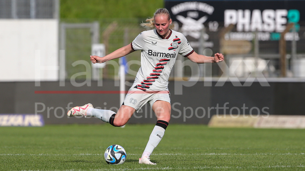 Fussball, DFB-Pokal Frauen, SV Meppen - Bayer 04 Leverkusen | v.li.: Emilie Bragstad (Bayer 04 Leverkusen, 14) Freisteller, Einzelbild, Ganzkörper, Aktion, Action, Spielszene, DIE DFB-RICHTLINIEN UNTERSAGEN JEGLICHE NUTZUNG VON FOTOS ALS SEQUENZBILDER UND/ODER VIDEOÄHNLICHE FOTOSTRECKEN. DFB REGULATIONS PROHIBIT ANY USE OF PHOTOGRAPHS AS IMAGE SEQUENCES AND/OR QUASI-VIDEO.