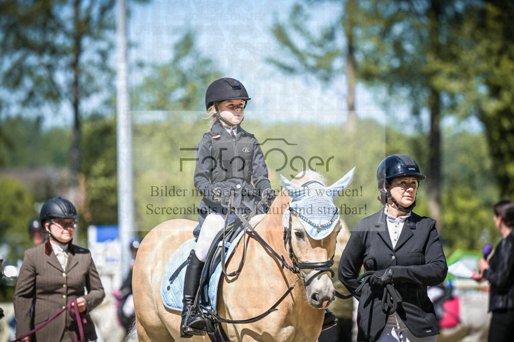 DOS_8698 | Entdecke hochwertige Reitturnierfotos von Foto Oger. Professionell, emotional und authentisch – jetzt Lieblingsmomente im Shop bestellen.Deutschlandweite Turnierfotografie. - Realisiert mit Pictrs.com