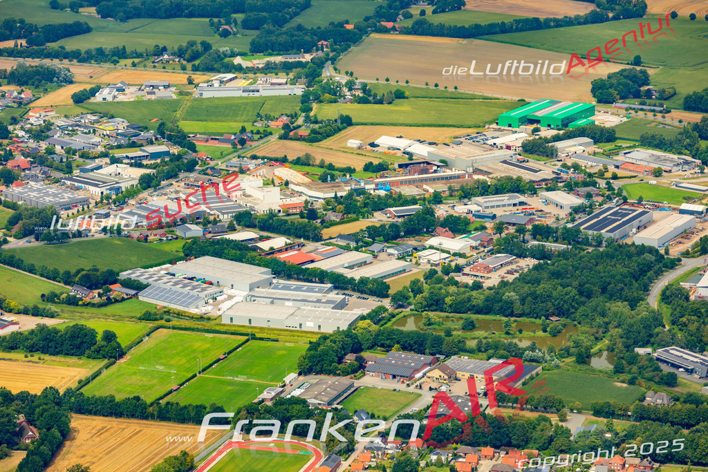 Gewerbegebiet Dinklage Bild- Das Luftbild wurde 2025 vom UL-Flugzeug heraus erstellt ( keine Drohne bzw. Drohnenaufnahme ) - Hochauflösende Luftaufnahme -Nicht vergleichbar mit Google Maps oder Satelittenbilder- Die Geschenkidee !Mit Lizenz und Bildrechte bestellbar - CC