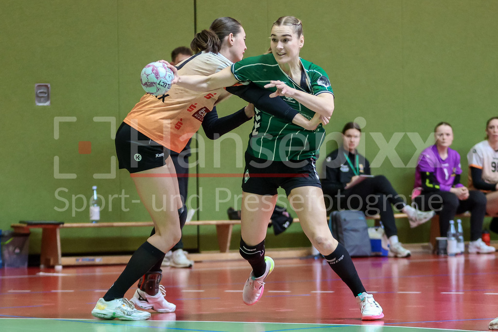Handball, 2. Bundesliga Frauen, SV Werder Bremen - VfL Waiblingen | v.li.: Isabel Kattner (VfL Waiblingen, 10) und Luca Schumacher (SV Werder Bremen, 9) im Zweikampf, Duell, Spielszene, Aktion, Action