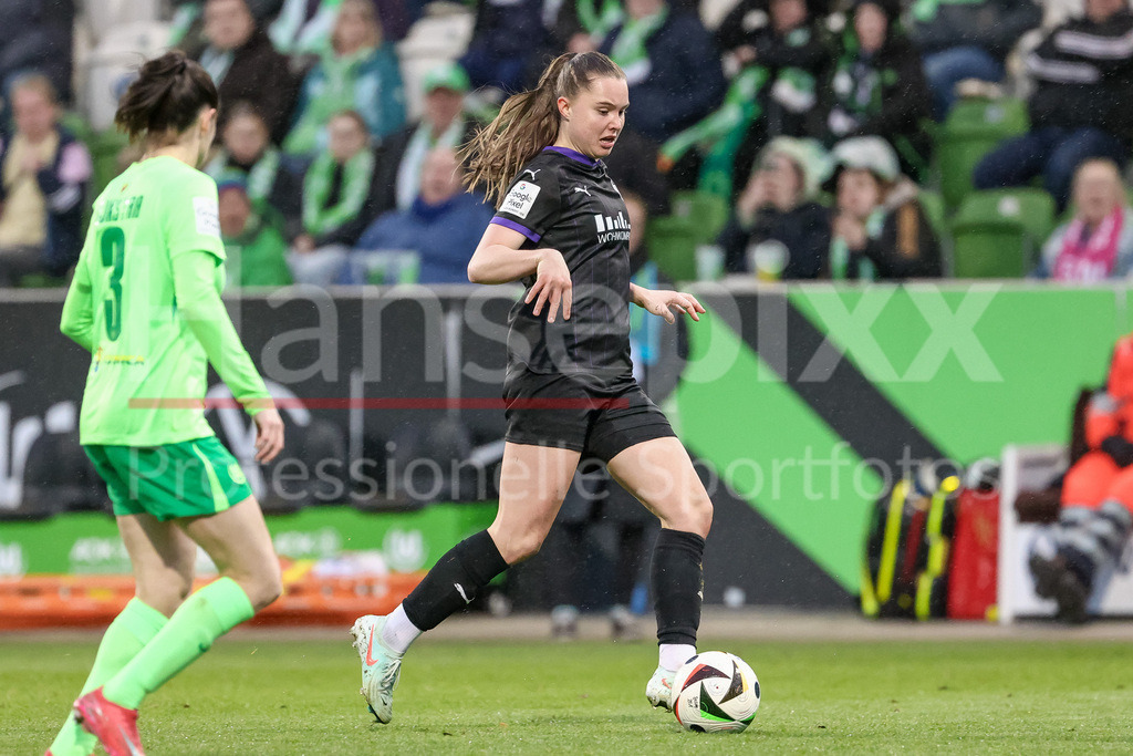 Fussball, Google Pixel Frauen-Bundesliga, VfL Wolfsburg - SGS Essen | v.li.: Lilli Purtscheller (SGS Essen, 7) am Ball, Einzelbild, Ganzkörper, Aktion, Action, Spielszene, DIE DFB-RICHTLINIEN UNTERSAGEN JEGLICHE NUTZUNG VON FOTOS ALS SEQUENZBILDER UND/ODER VIDEOÄHNLICHE FOTOSTRECKEN. DFB REGULATIONS PROHIBIT ANY USE OF PHOTOGRAPHS AS IMAGE SEQUENCES AND/OR QUASI-VIDEO.