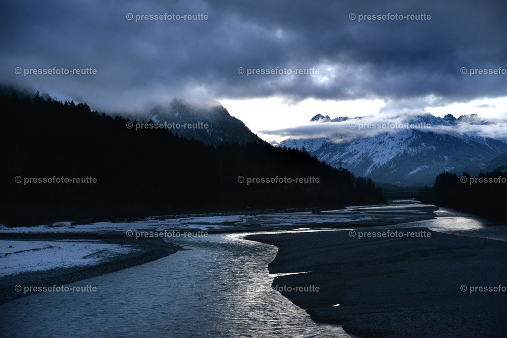 welltvi-BDB-Weissenbach-Lech-Abendstimmung-28122019-WTV_0331 | Info aus dem Bezirk Reutte/Ausserfern Tirol sowie eine umfangreiche Bilddatenbank über die gesamte Region: Lechtal, Talkessel Reutte, Tannheimertal, Zwischentoren. Lech, Plansee, Zugspitze, Grenztunnel, B179, Fernpassstraße, Verkehr, Lawinen, Tradition, - Realisiert mit Pictrs.com