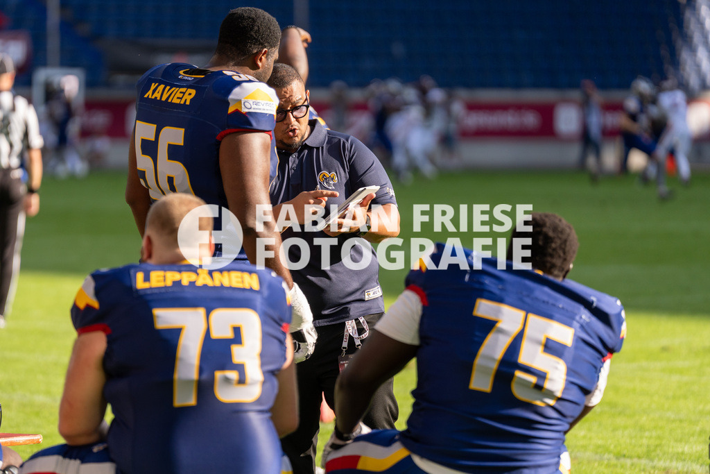 GER Rhein Fire vs. Alpine Rams, American Football, AFLE, Saison 2026, 01.08.2026 | Taktikbesprechung mit Lucas Xavier (Alpine Rams, #56), Sampo Leppaenen (Alpine Rams, #73) und Mamadou Cissokho (Alpine Rams, #75),GER Rhein Fire vs. Alpine Rams, American Football, AFLE, Saison 2026, 01.08.2026Foto: Eibner-Pressefoto/Fabian Friese - Realisiert mit Pictrs.com