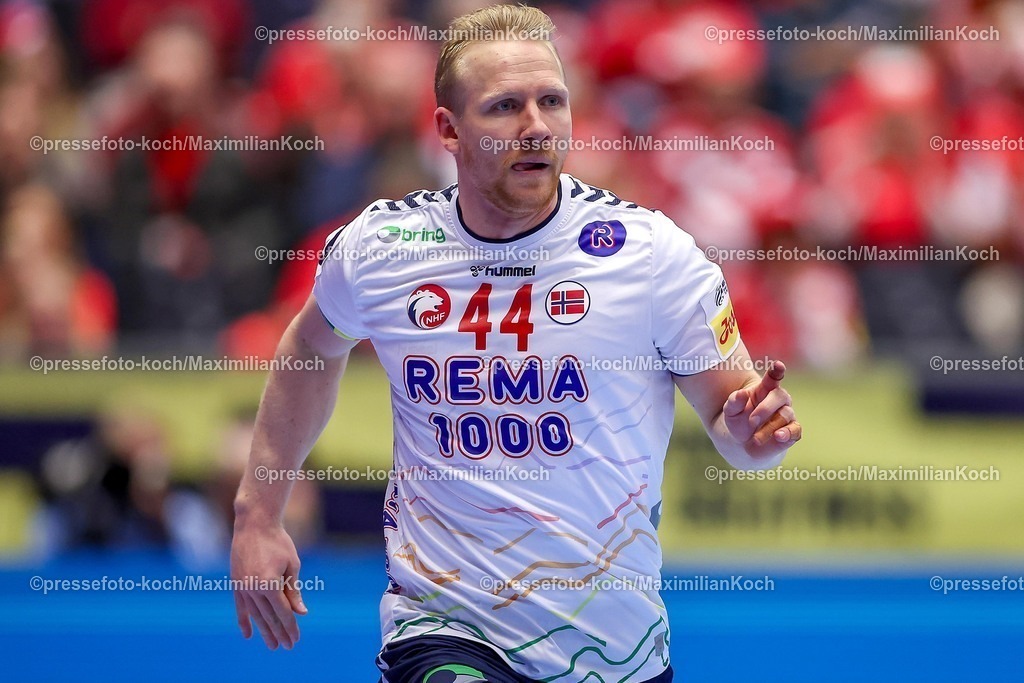 EHF22012602040 | 22.01.2026, Handball, Men's EHF EURO 2026, Spanien - Norwegen, Jyske Bank Boxen in Herning, Dänemark, Main Round:  Kevin Maagero Gulliksen (Norway #44) jubelnd gestikulierend auf dem Spielfeld  