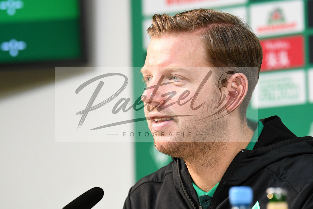 20200212_PKBREM_0003 | Fussball, Herren: Trainer Florian Kohfeldt (SV Werder Bremen) schaut waehrend der Pressekonferenz des SV Werder Bremen auf dem wohninvest Weserstadion am 12.02.2020 in Bremen, Deutschland. - Realisiert mit Pictrs.com
