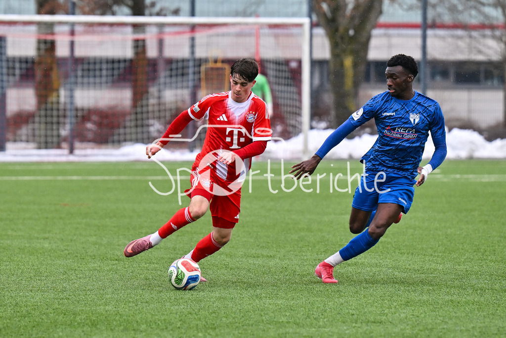 FC Bayern Amateure - SGV Freiberg Fussball | MUNICH, GERMANY - 29. JANUARY: im Duell Maximilian SCHUHBAUER (FC Bayern München II 7) und Abou Dramane BALLO (SGV Freiberg 27) während dem Testspiel zwischen den Amateuren des FC Bayern und dem SGV Freiberg Fussball am FC Bayern Campus