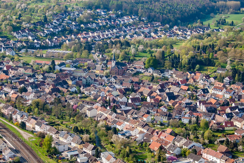 Luftbild: Ortsansicht von Norden mit Michaelskirche im Ortsteil Söllingen in Pfinztal im Bundesland Baden-Württemberg in Deutschland. Foto: IMG_25956.jpg vom 23.04.2010 durch Werner Riehm/FLY-FOTO.de