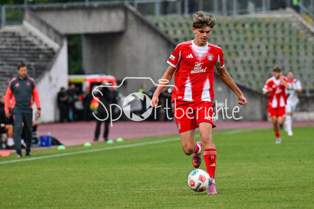 FC Augsburg II - FC Bayern Amateure | am Ball Guido Della ROVERE (FC Bayern Muenchen II 10) / Einzelfoto / Freisteller / Regionalliga Bayern: FC Augsburg II - FC Bayern Muenchen II, Rosenaustadion am 25.07.2025