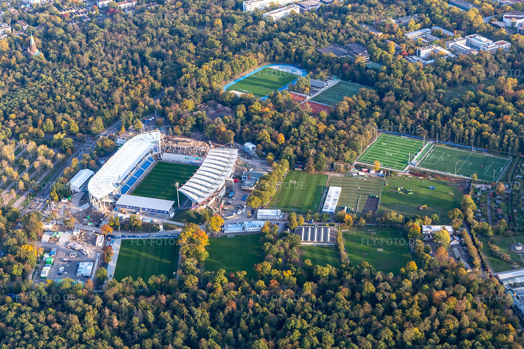 Luftbild: Baustelle zum Neubau des Wildparkstadions des KSC im Ortsteil Innenstadt-Ost in Karlsruhe im Bundesland Baden-Württemberg in Deutschland. Foto: IMG_123413.jpg vom 19.10.2020 durch Werner Riehm/FLY-FOTO.de