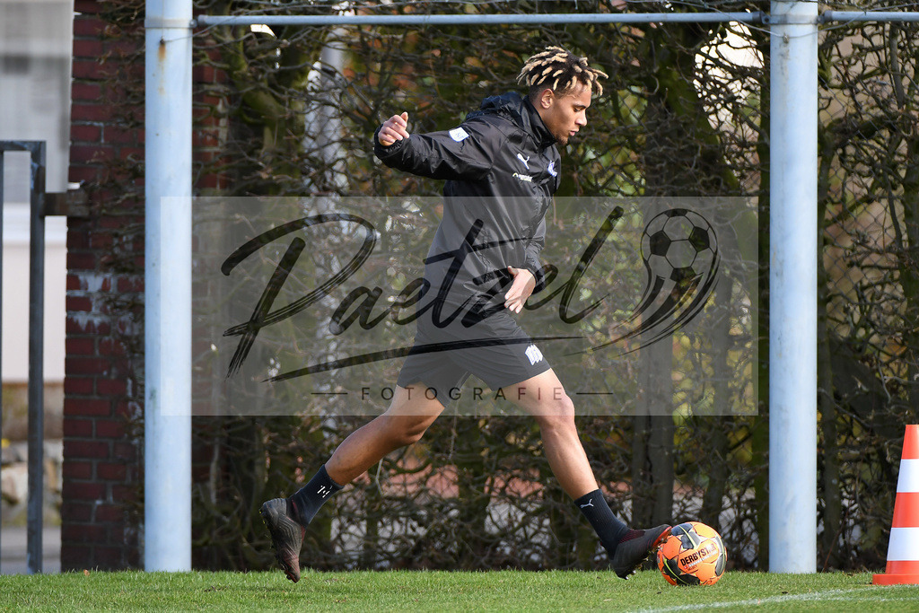20200302_TRAOSN_0029 | Fussball, Herren: Etienne Amenyido (VfL Osnabrueck) in Aktion, am Ball, Einzelaktion waehrend der Trainingseinheit des VfL Osnabrueck im Sportpark Illoshoehe am 02.03.2020 in Osnabrueck, Deutschland. - Realisiert mit Pictrs.com