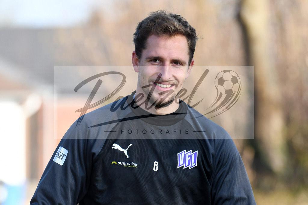 20200207_TRAOSN_0114 | Fußball, Herren: Ulrich Taffertshofer (VfL Osnabrueck) schaut waehrend der Trainingseinheit des VfL Osnabrueck im Sportpark Illoshoehe am 07.02.2020 in Osnabrueck, Deutschland. - Realisiert mit Pictrs.com