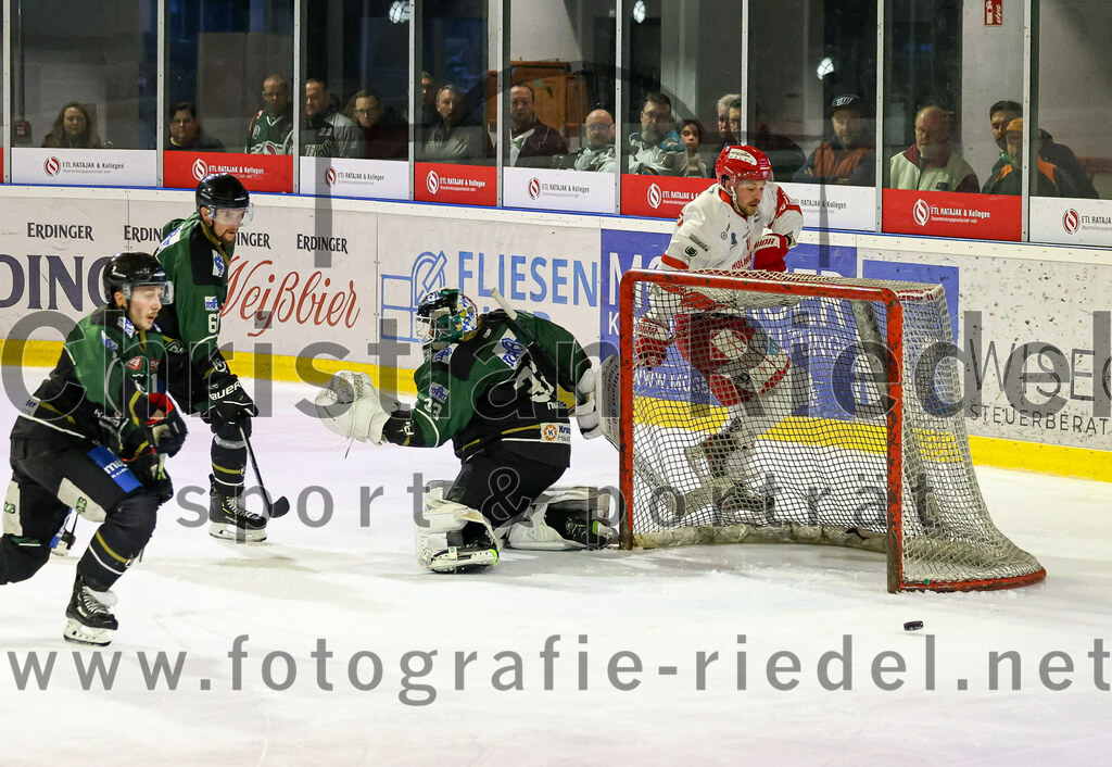 2023-03-19_071_TSV_Erding_gegen_TEV_Miesbach | Erding, Deutschland, 19.03.2023:
Eishockey, Bayernliga Playoffs 2022 / 2023, Halbfinale, TSV Erding gegen TEV Miesbach, Endergebnis: 

Sebastian Busch (Erding Gladiators, #11), Roni Rukajärvi (Erding Gladiators, #61), Torwart Thomas Hingel (Erding Gladiators, #33)

Foto: Christian Riedel / fotografie-riedel.net