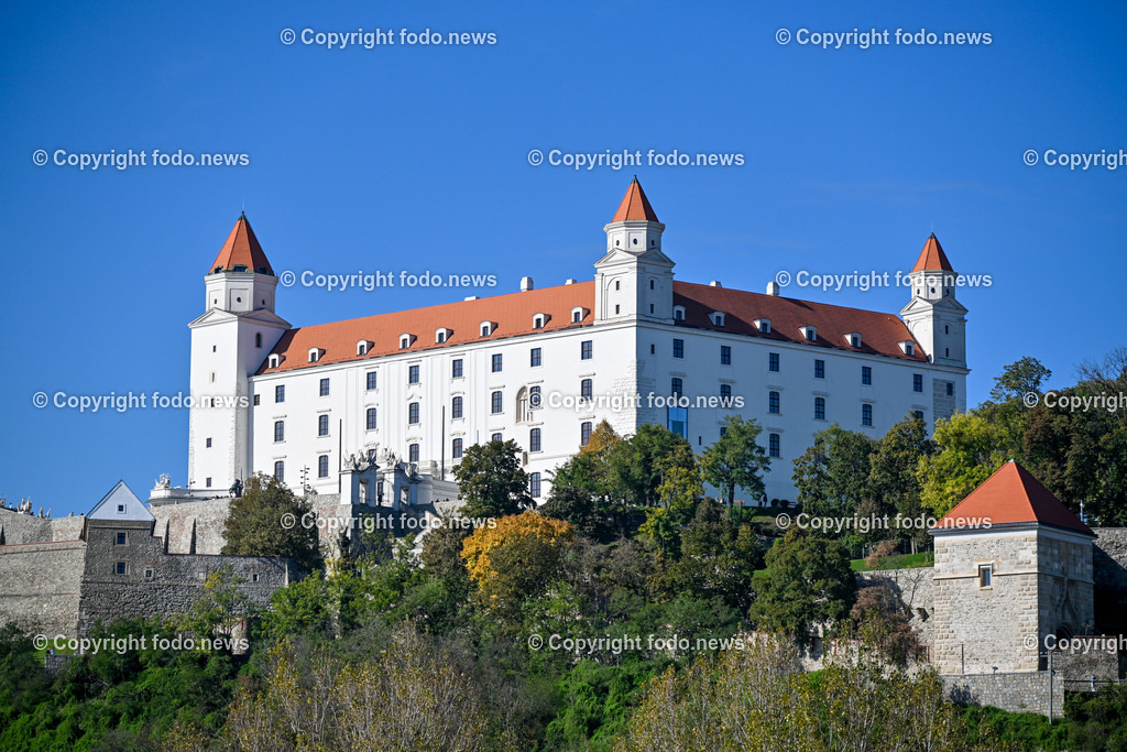 Slowakei_ Bratislavsky kraj_ Bratislava_ 08.10.2024-94 | 08.10.2024, Slowakei, SVK, Bratislavsky kraj, Bratislava, im Bild Bratislava, Stadtansichten, Gebauede, Sehenswurdigkeiten, Tourismus, Touristen, Cafe, Denkmal, Strasse, Donau, Bruecke, Schiff, Burg, Hrad, Ufo, Restaurant, Souvenier, Menschen, Bahnhof, Zug, Hauptstadt
