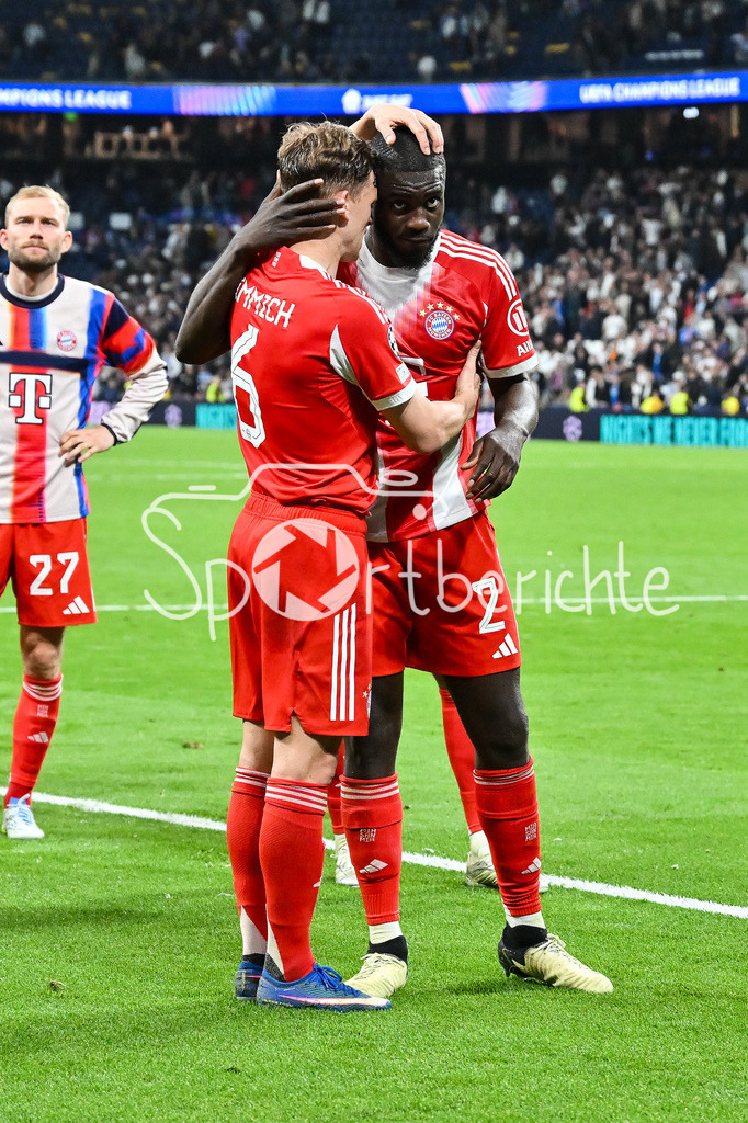 Real Madrid - FC Bayern München | MADRID, SPAIN - 07. APRIL: players form Bayern celebrating the win in Madrid with the fans after the UEFA Champions League match between Real Madrid vs. FC Bayern Munich on Quarterfinal first leg at Estadio Santiago Bernabeu / Joshua KIMMICH (FC Bayern Munich 6), Dayot UPAMECANO (FC Bayern Munich 2)