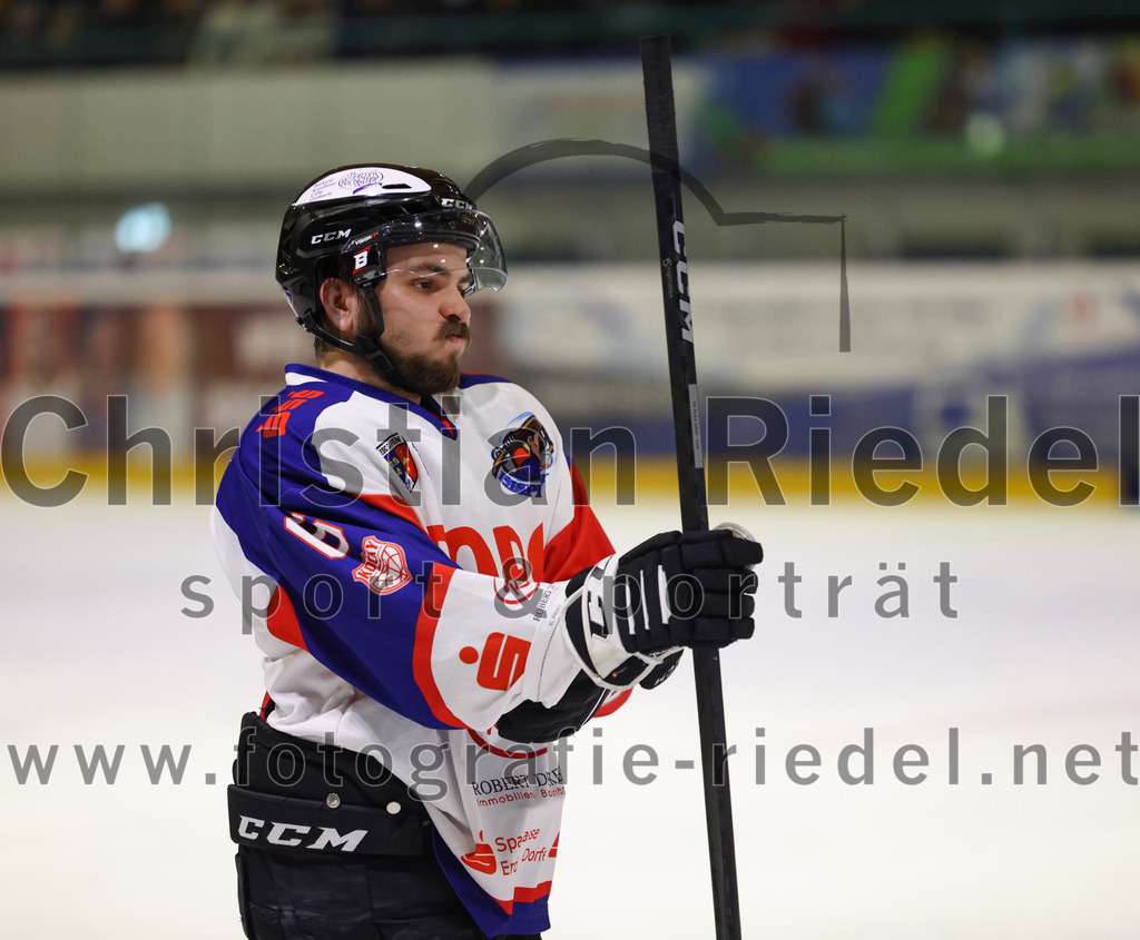 2023-01-22_064_Eishockey_TSV_Erding_gegen_ESC_Dorfen | Erding, Deutschland, 22.01.2023:
Eishockey, Bayernliga 2022 / 2023, 29. Spieltag, TSV Erding gegen ESC Dorfen, Endergebnis: 6:2

Christoph Lönnig (ESC Dorfen, #6)

Foto: Christian Riedel / fotografie-riedel.net