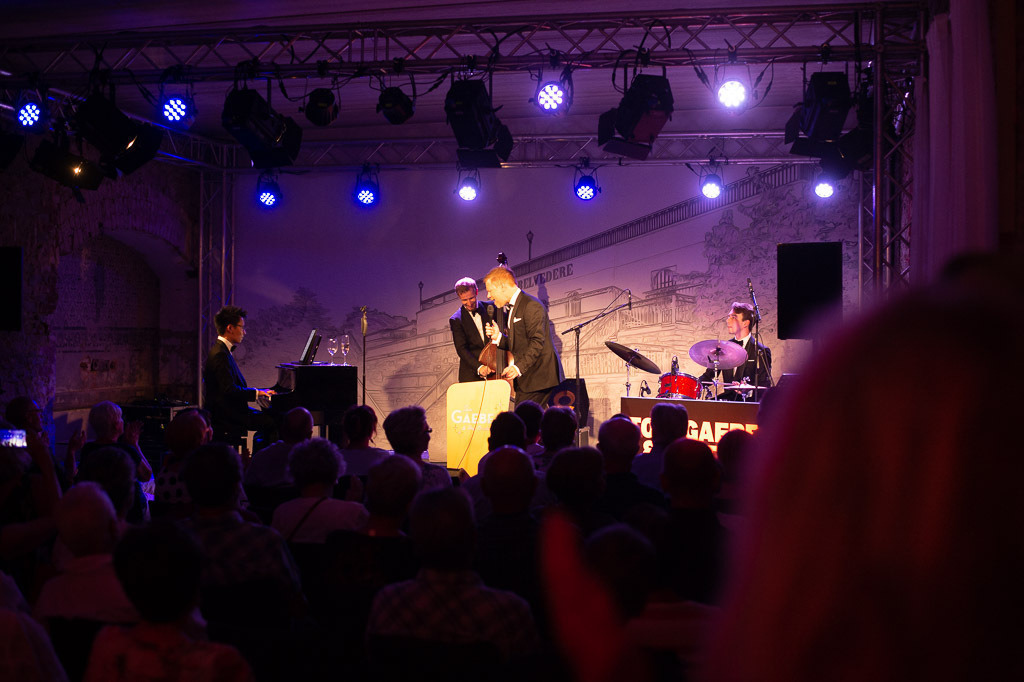 Tom Gaebel & His Trio | Tom Gaebel & His Trio im Forte Belvedere Leisnig zum Festival Hallo Leisnig 2022. - Realisiert mit Pictrs.com