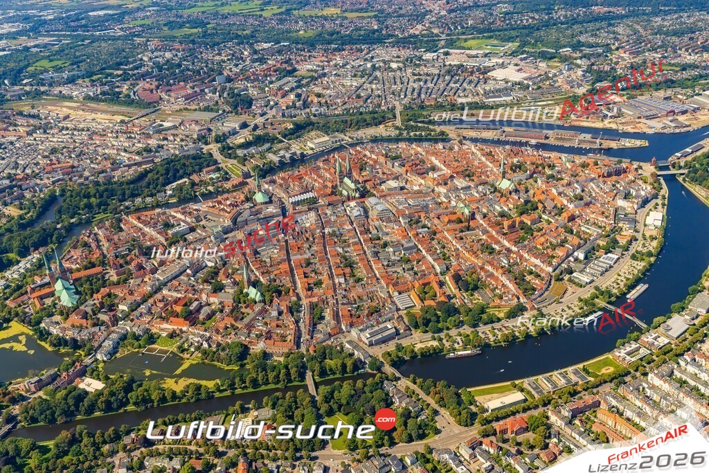 Luftbild Vs Google Maps  Innenstadt Architektur  Lübeck -Das Luftbild wurde 2025 vom UL-Flugzeug heraus erstellt ( keine Drohnenluftbilder ) - Hochauflösende Luftaufnahme -Nicht vergleichbar mit Google Maps oder Satelittenbilder- Die Geschenkidee !Mit Lizenz und Bildrechte bestellbar