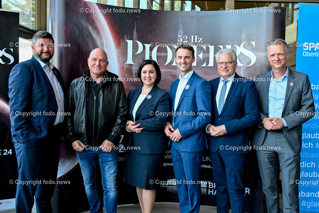 Pressekonferenz Brucknerhaus Linz - Klangwolke 2024_ Pioneer 52Hz_ 14.05.2024-28 | 14.05.2023, Brucknerhaus Linz, AUT, Pressekonferenz Brucknerhaus Linz - Klangwolke 2024, Pioneer 52Hz, im Bild Wolfgang Scheibner (Produktionsleiter Klangwolke 2024), Carlos Padrissa (La Fura dels Baus, Artistic Director), Stefanie Christina Huber (Vorstandsvorsitzende Sparkasse Oberoesterreich), Rene Esterbauer (Kaufmaennischer Geschaeftsfuehrer der LIVA), Klaus Luger (SP, Bgm. der Stadt Linz), Klaus Obereder (Landesdirektor ORF Oberoesterreich)