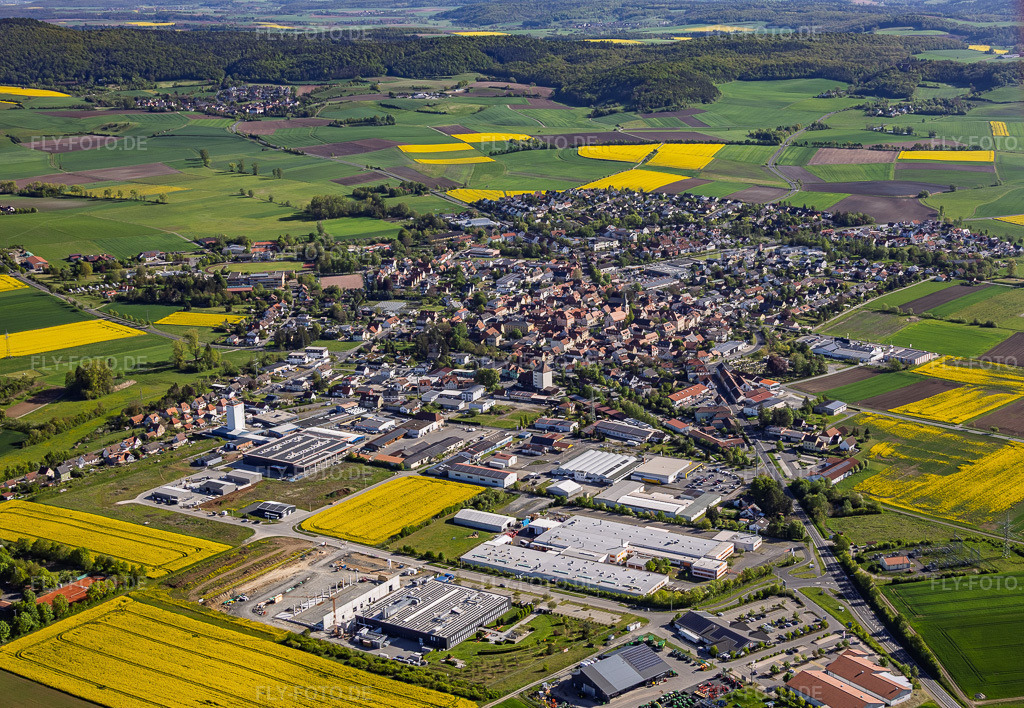 Luftbild: Ortsansicht von Südwesten in Hofheim in Unterfranken im Bundesland Bayern in Deutschland. – Foto: IMG_155218.jpg vom 02.05.2026 durch Werner Riehm/FLY-FOTO.de – Auflösung des Originals: 5615 x 3885 px