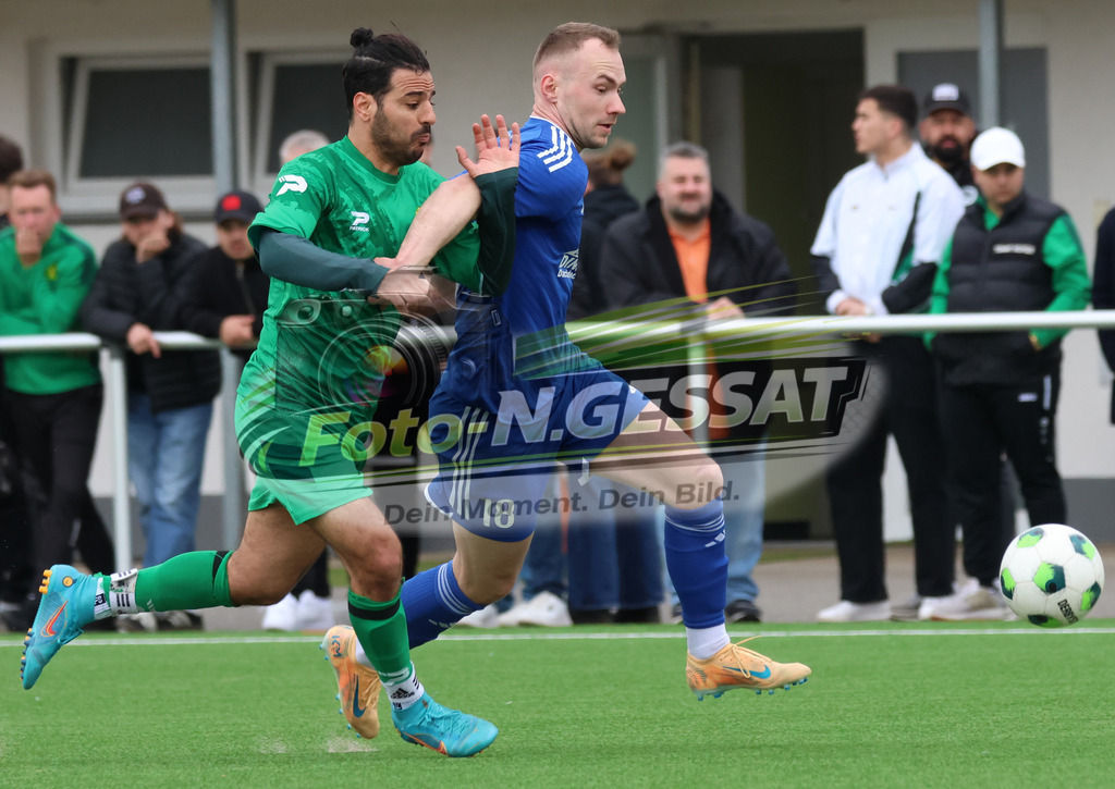 SC Enger - SV Enger-Westerenger | Auf dem Bild zu sehen: grün SC Enger: Jack Aygül ; blau SV Enger-Westerenger: Marlon Meyer SC Enger, SV Enger-Westerenger, Saison 25/26, Kreisliga A, Enger, Deutschland - Realisiert mit Pictrs.com