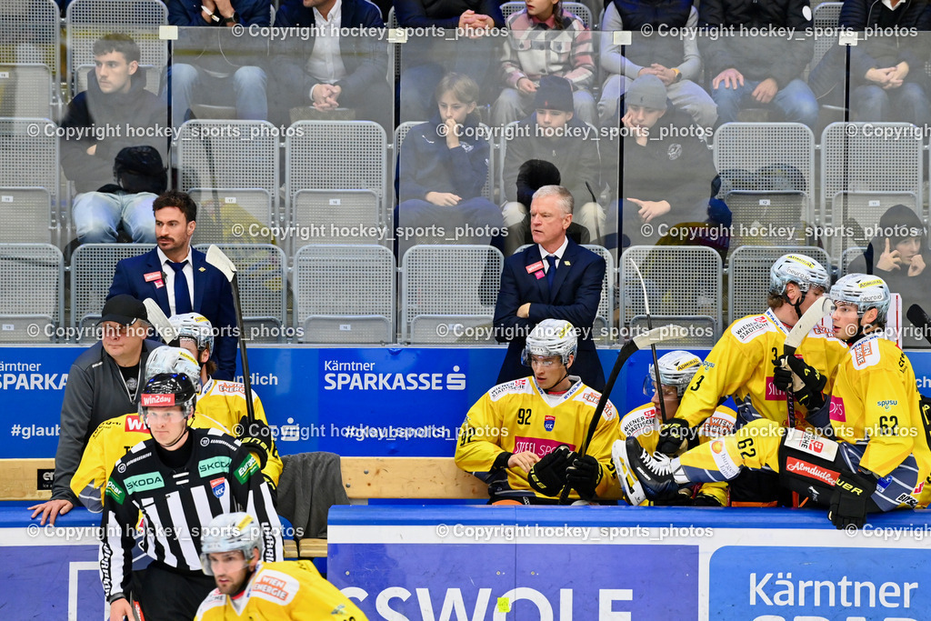 EC IDM WÄRMEPUMPEN VSV vs. Vienna Capitals | Equipment Manager Vienna Capitals Thomas Bardodej, Spielerbank Vienna Capitals, Headcoach Vienna Capitals CONSTANTINE KEVIN, AAsisstentcoach Vienna Capitals Rafael Rotter, EC IDM WÄRMEPUMPEN VSV vs. Vienna Capitals, EC IDM WÄRMEPUMPEN VSV vs. Vienna Capitals am 16.11.2025 in Villach (Stadthalle Villach), Austria, (Photo by Bernd Stefan)