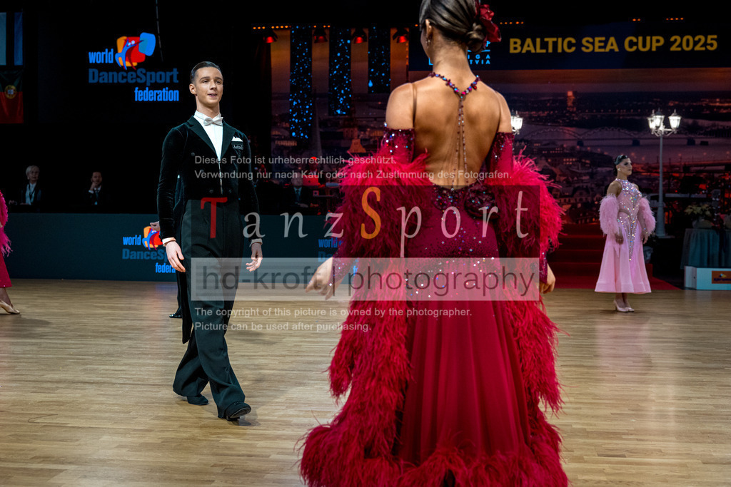 20251212_WDSF_World_Ch_Cup_RS-Std_1459-2 | Tanzsportbilder, Standardtanz, Lateintanz, WDSF, DTV, LTVB, dancecomp, goc, hessen tanzt, blaues band der spree, walzer, tango, wiener walzer, slowfox, quickstepp, samba, rumba, cha-cha-cha, paso doble. jive, hd-kroft photography, turniertanzsport