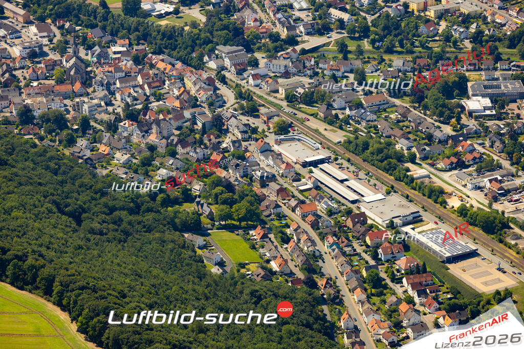 Die Luftaufnahme Niedermarsberg - Marsberg wurde 2022 vom Flugzeug aus (keine Drohne) erstellt. Hohe Auflösung -für große Poster und Wandbilder geeignet - Garantiert!