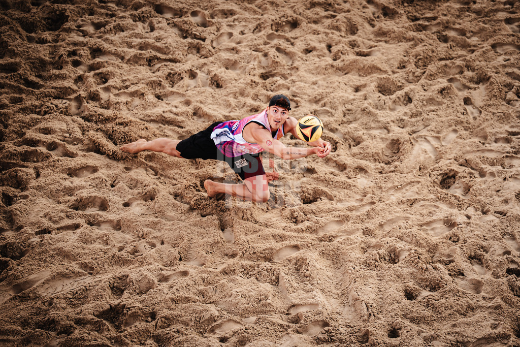 Beachvolleyball | Männer | Allianz German Beach Tour 2025 | Tourstop Berlin | 23.08.2025 | Max Just spielt den Ball