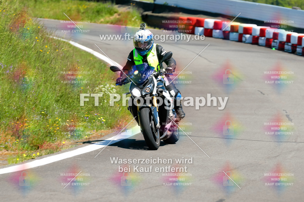 Moto-TeamOBK-22458 | Hier findet Ihr Bilder von Touristenfahrten auf der Nürburgring Nordschleife oder von anderen Veranstaltungen die ich besucht habe. Viel Spass beim Durch Schauen 