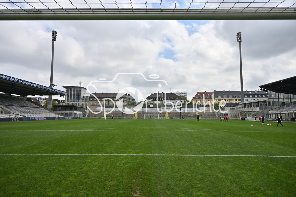 FC Bayern Amateure - FC Würzburger Kickers | Das Stadion an der Grünwalder Strasse ist bereit für die REgionalliga Partie zwischen den kleinen Bayern und den Kickers aus Würzburg / Grünwalder Stadion / Symbolbild / Regionalliga Bayern: FC Bayern Amateure - FC Würzburger Kickers; Grünwalder Stadion am 27.09.2025