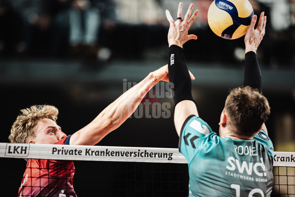 Volleyball | Herren | Saison 2025/2026 | 1. Volleyball Bundesliga Männer | DVV Pokal Halbfinale | SVG Lüneburg vs. SWD powervolleys Düren | 16.12.2025 | v.l. Axel Valentin Enlund (#17, SVG Lüneburg) gegen Ryan Poole (#19, SWD powervolleys Düren)
