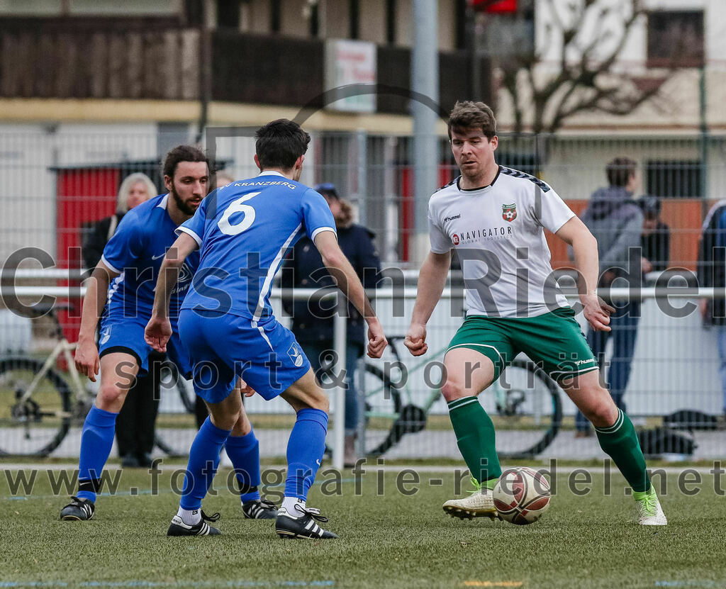 2024-02-17_053_FC_Schwaig_gegen_SV_Kranzberg | Marzling, Deutschland, 17.02.2024:
Fußball, Landesliga Südost 2023 / 2024, Testspiel, FC Schwaig gegen SV Kranzberg, Endergebnis: 4:1

Felix Hengge (SV Kranzberg, #6), Benjamin Held (FC Schwaig, #17)

Foto: Christian Riedel / fotografie-riedel.net