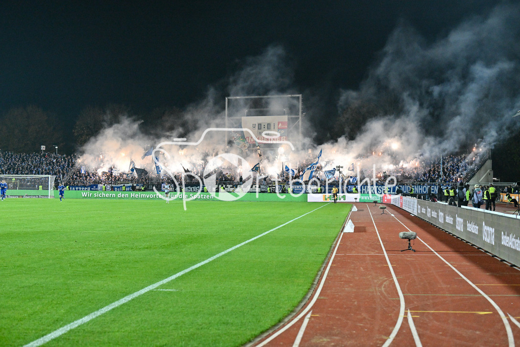 SSV Ulm 1846 Fussball - FC Schalke 04 | Die Gaestefans zuenden zu Beginn der zweiten Halbzeit Pyrotechnik / Bengalo / Feuer / Pyro / Ultras / 2. Bundesliga: SSV Ulm 1846 Fussball - FC Schalke 04, Donaustadion am 01.11.2024