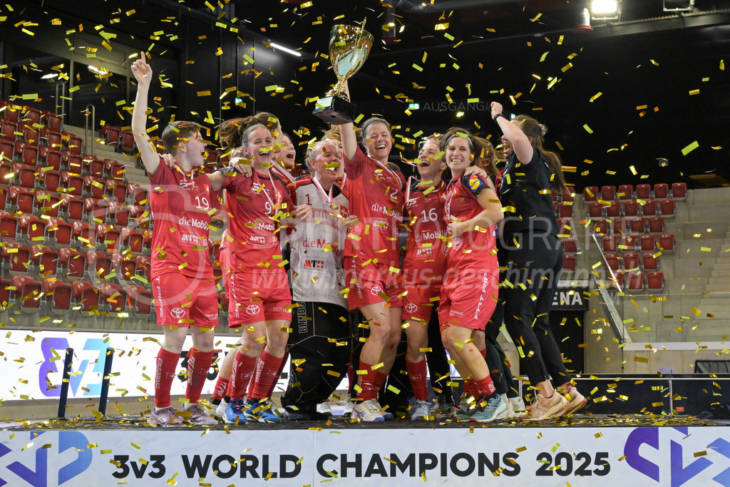 3v3 World Floorball Championships 2025 - Medal Ceremony | Switzerland becomes 3v3 world champion, during 3v3 World Floorball Championships 2025, Switzerland: 03.05.2025, Winterthur, AXA ArenaEvent page: <a href="https://www.u19wfc2025.ch/">www.u19wfc2025.ch</a>Credit: Markus Aeschimann, <a href="https://markus-aeschimann.ch">markus-aeschimann.ch</a>Instagram: <a href="https://instagram.com/sportfotografie.aeschimann">@sportfotografie.aeschimann</a> - Realisiert mit Pictrs.com