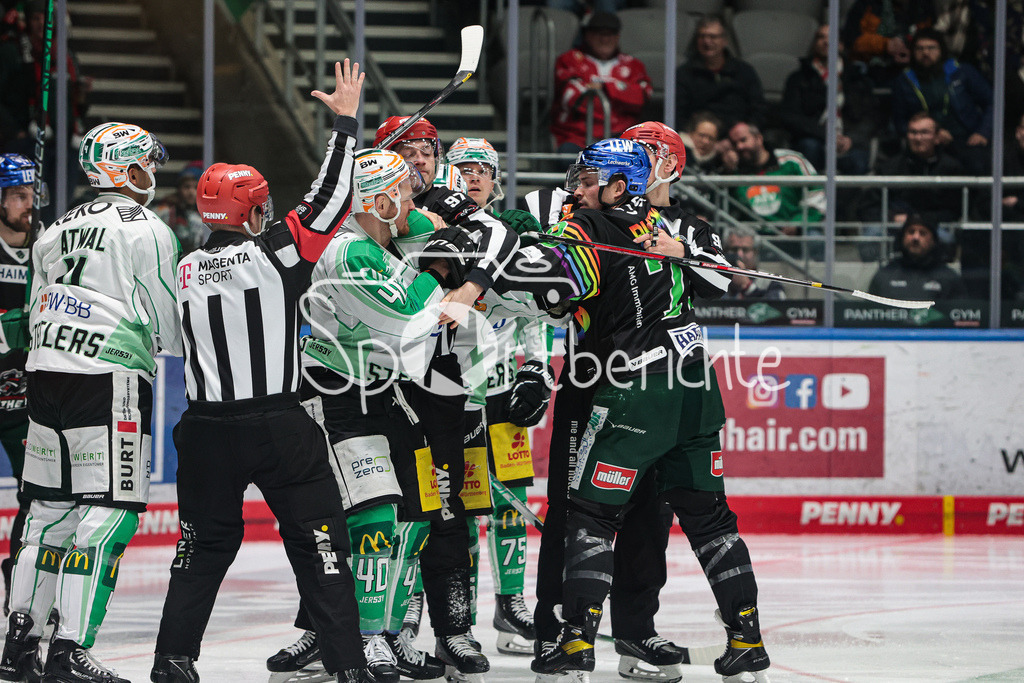 Augsburger Panther - Bietigheim Steelers | Tim SCHUELE (SCB #40) und Matthew PUEMPEL (#73) haben ein kleines Problem miteinander