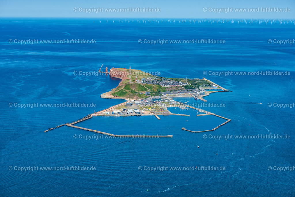 Helgoland_ELS_9931130822 | HELGOLAND 13.08.2022 Die Insel Helgoland in der Nordsee mit dem Hafengelände auf Helgoland im Bundesland Schleswig-Holstein. Weiterführende Informationen bei: Helgoland Tourismus-Service. // The island of Helgoland in the North Sea to the port area on Helgoland in Schleswig-Holstein. Further information at: Helgoland Tourismus-Service. Foto: Martin Elsen