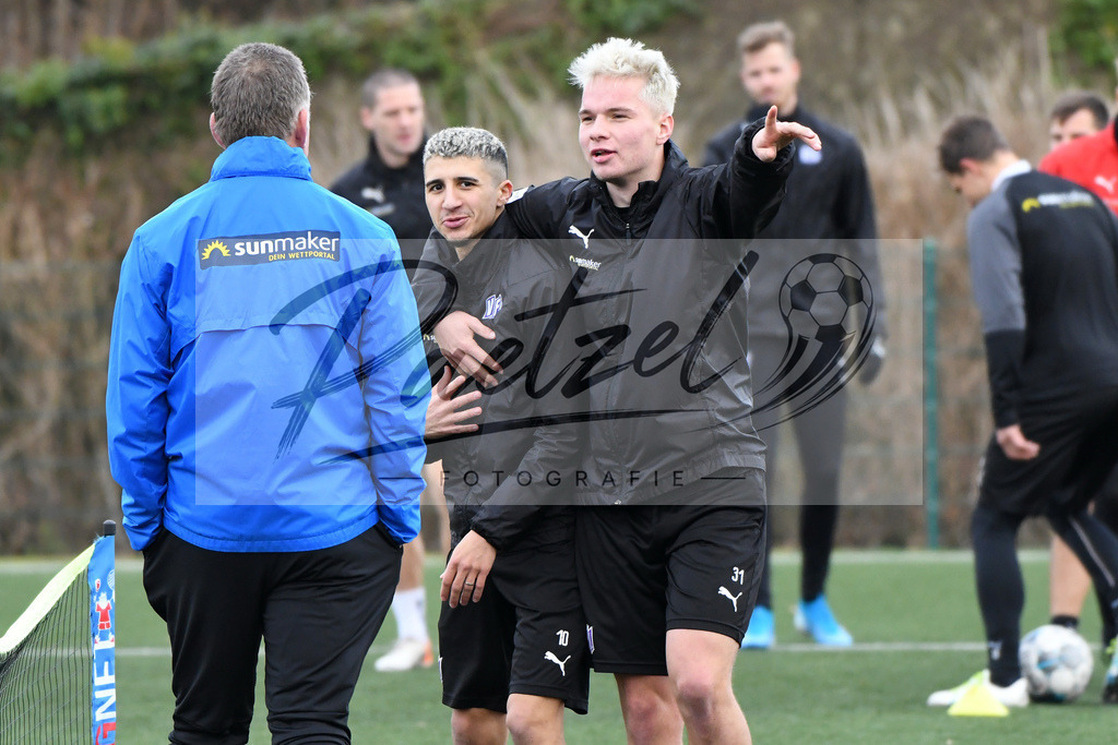 20200131_TRAOSN_0024 | Fußball, Herren: Anas Ouahim (VfL Osnabrueck) und Niklas Schmidt (VfL Osnabrueck) jubeln waehrend der Trainingseinheit des VfL Osnabrueck im Sportpark Illoshoehe am 31.01.2020 in Osnabrueck, Deutschland. - Realisiert mit Pictrs.com