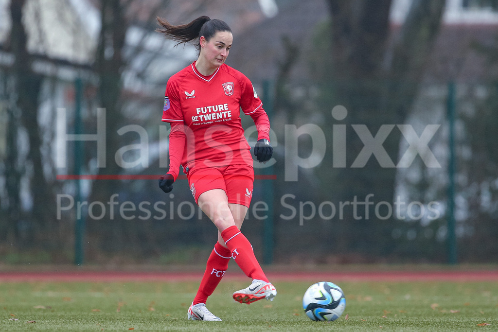 Fussball, Testspiel Frauen, SV Werder Bremen - FC Twente Enschede | v.li.: Caitlin Dijkstra (FC Twente Vrouwen, 4) am Ball, Einzelbild, Ganzkörper, Aktion, Action, Spielszene
