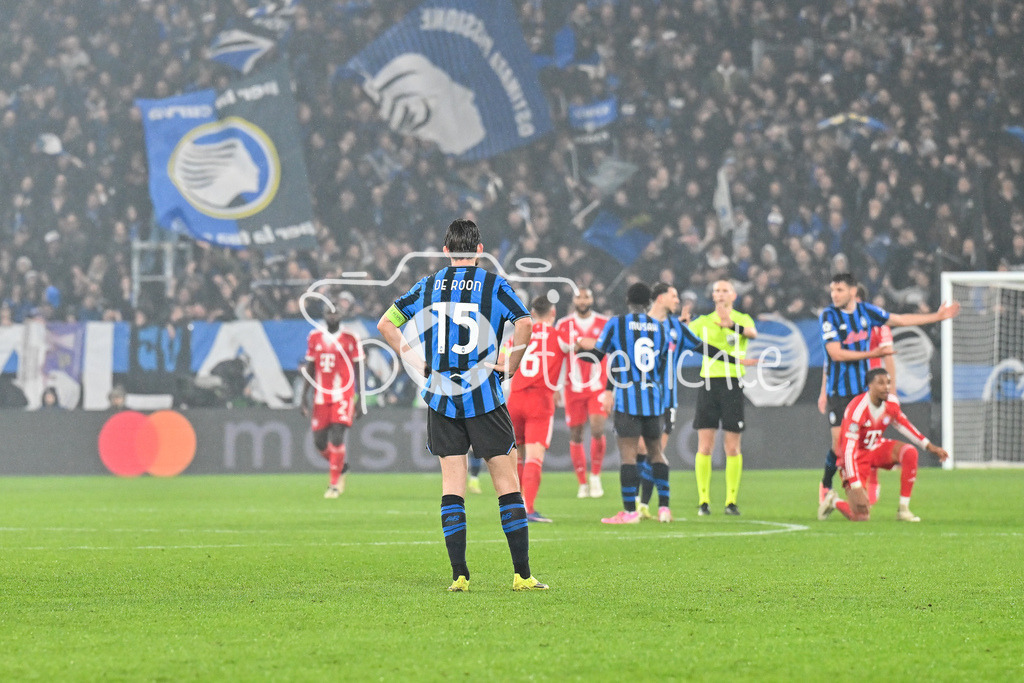 Atalanta Bergamo - FC Bayern München | BERGAMO, ITALY - 10. MARCH: Heads hanging low by Marten de ROON (Atalanta Bergamo 15) during the UEFA Champions League match between Atalanta Bergamo vs. FC Bayern Munich on first leg of round of 16 at New Balance Arena