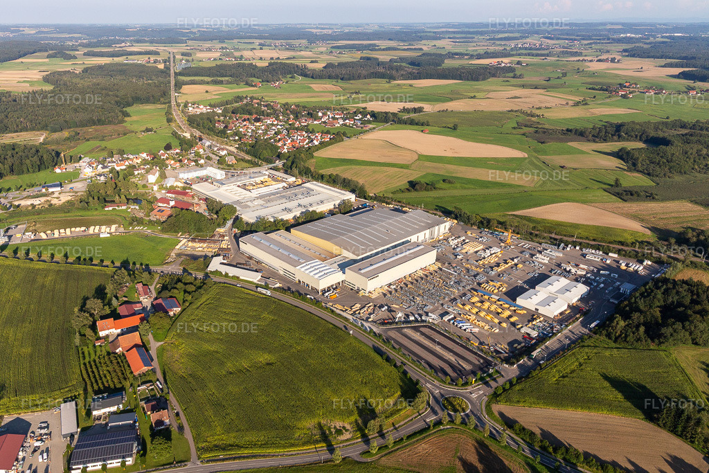 Luftbild: Fabrikgelände der Liebherr-Mischtechnik GmbH im Ortsteil Kürnbach in Bad Schussenried im Bundesland Baden-Württemberg in Deutschland. Foto: IMG_128860.jpg vom 03.09.2021 durch Werner Riehm/FLY-FOTO.de