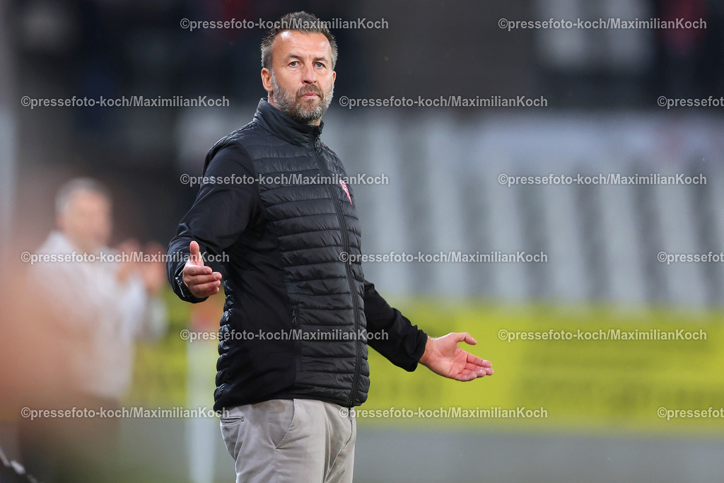 RWE3Liga25092402080 | 25.09.2024, Essen, Fußball,  Rot-Weiss Essen – Borussia Dortmund II (U23), bwin 3. Liga Herren, Stadion an der Hafenstraße, 7. Spieltag Saison 2024 2025: Trainer Christoph Dabrowski (Cheftrainer RWE) gestikulierend an der Seitenlinie DFB regulations prohibit any use of photographs as image sequences and or quasi-video.