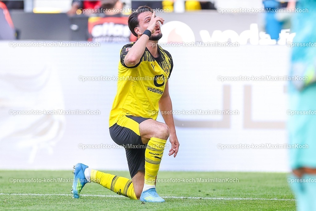 BVB26042601038 | 26.04.2026, Fußball, Borussia Dortmund - SC Freiburg, 1. Fußball Bundesliga, 31. Spieltag, Signal Iduna Park, Saison 2025 2026: Torjubel nach dem Tor zum 3:0 durch Torschütze Ramy Bensebaini&nbsp;(BVB #05)  zusammen mit   DFB regulations prohibit any use of photographs as image sequences and or quasi-video.
