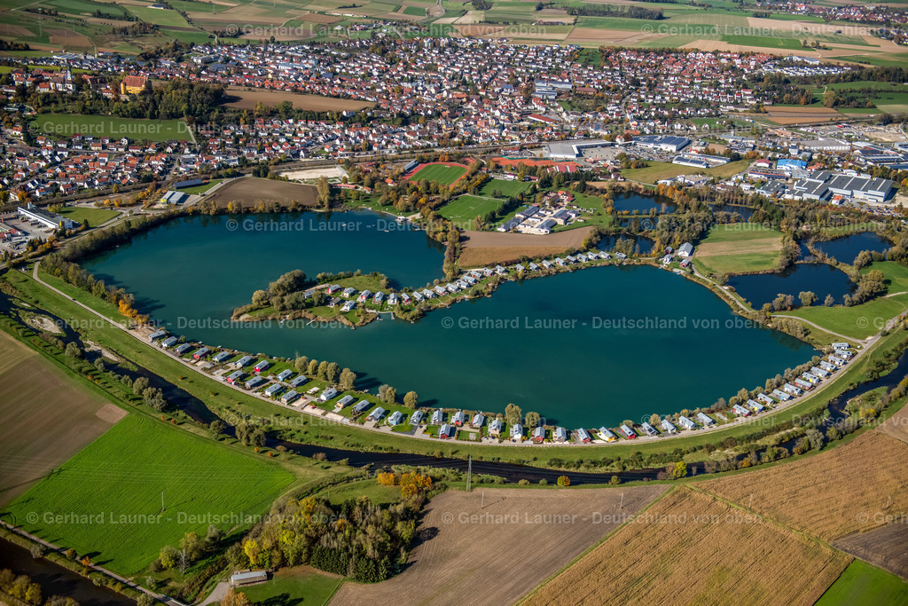 3704917 | ERBACH 16.10.2017 Uferbereiche am Seegebiet des Erbacher Baggersee mit der Landzunge und der Straße Inselweg in Erbach im Bundesland Baden-Württemberg, Deutschland. // Riparian areas on the lake area of Erbacher Baggersee with of Landzunge and the Strasse Inselweg in Erbach in the state Baden-Wuerttemberg, Germany. Foto: Gerhard Launer