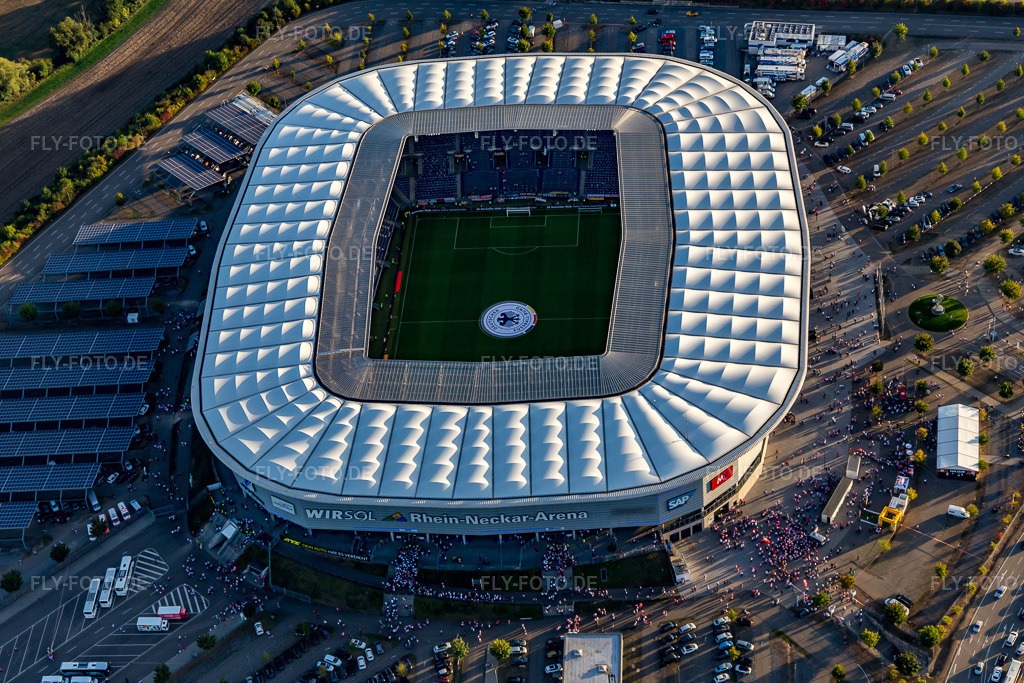 Luftbild: WIRSOL Rhein-Neckar-Arena vor dem ausverkauften Freundschaftsspiel Peru-Deutschland im Ortsteil Steinsfurt in Sinsheim im Bundesland Baden-Württemberg in Deutschland. Foto: IMG_111547.jpg vom 09.09.2018 durch Werner Riehm/FLY-FOTO.de