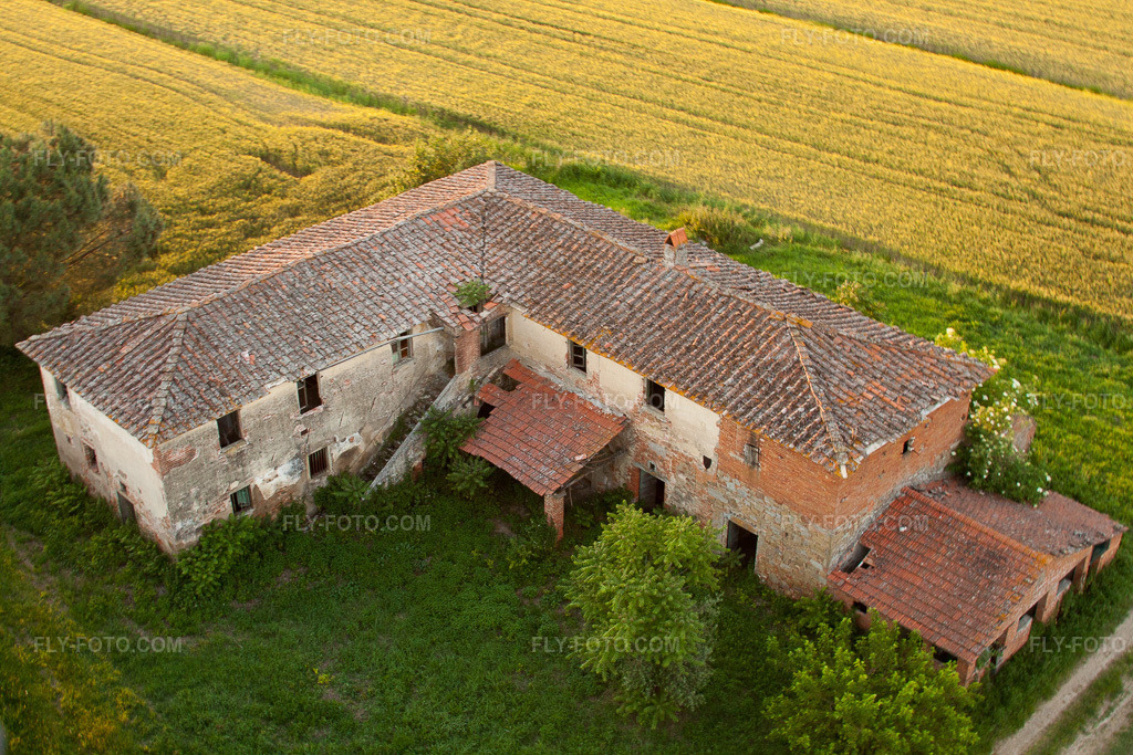 Aerial view: View of the town in Creti in the state Tuscany, Italy. – Photo: IMG_27879.jpg taken on 05/29/2010 by Werner Riehm/FLY-FOTO.com – Resolution of the original: 4752 x 3168 px