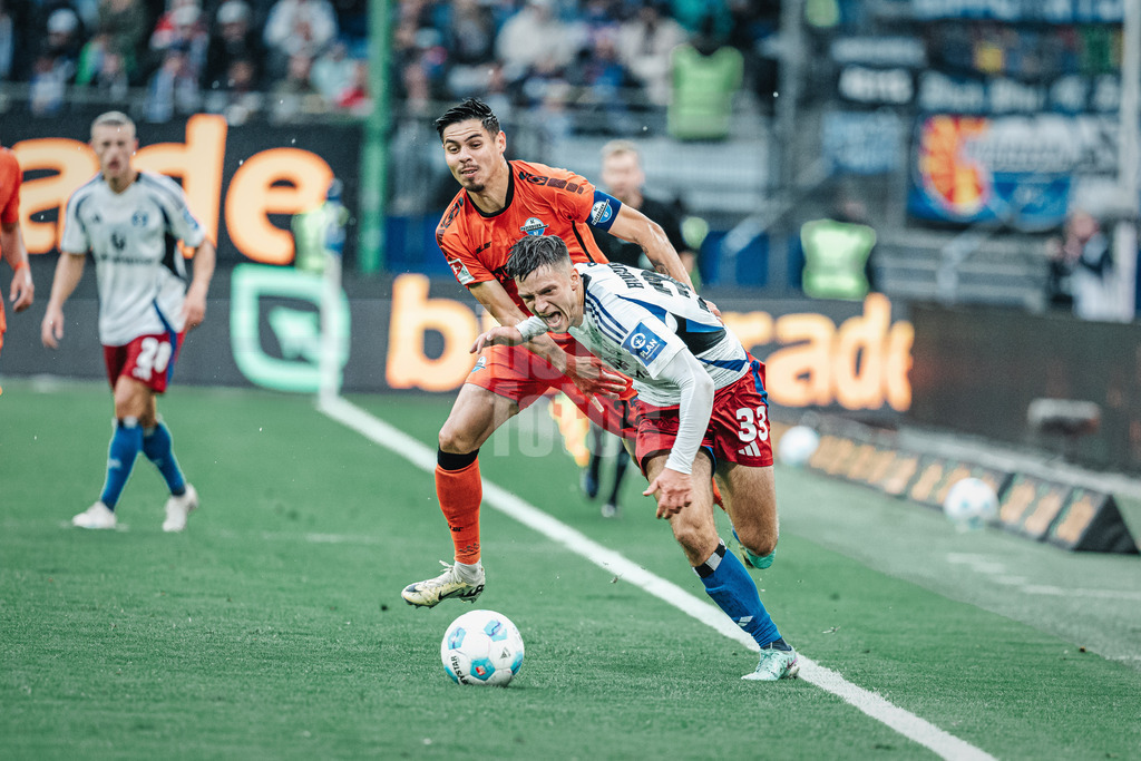 Fußball | Männer | Saison 2024/2025 | 2. Fußball-Bundesliga | 7. Spieltag | Hamburger SV vs. SC Paderborn 07 | 28.09.2024 | v.l. Zweikampf zwischen Noah Katterbach (#33, HSV) und Raphael Obermair (#23, SC Paderborn 07)