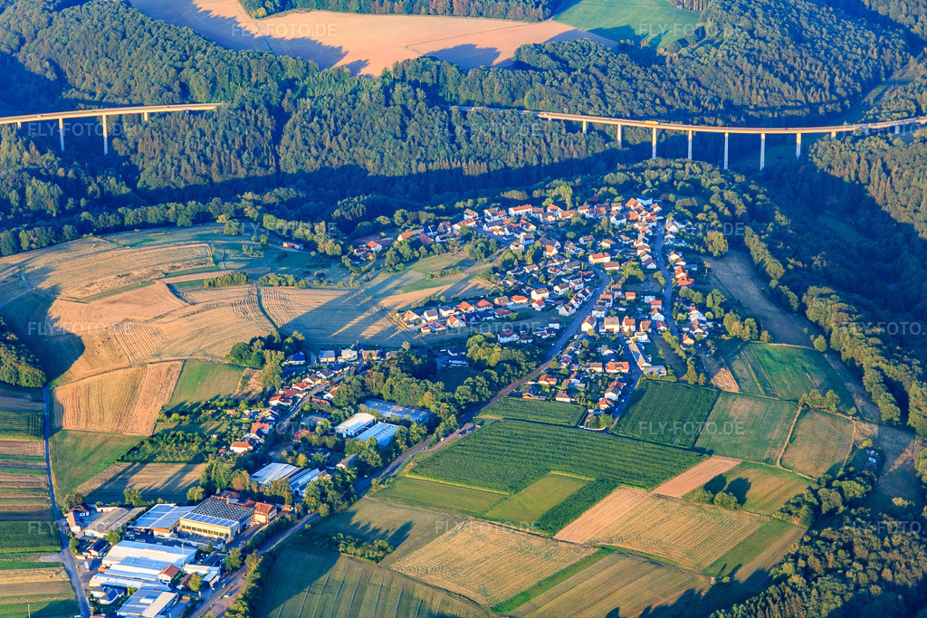 Luftbild: Dorfansicht von Norden vor den Talbrücken der A8 im Ortsteil Hengsberg in Pirmasens im Bundesland Rheinland-Pfalz in Deutschland. Foto: IMG_109733.jpg vom 06.08.2018 durch Werner Riehm/FLY-FOTO.de